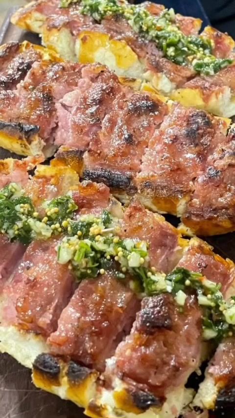 Cortes fatiados com chimichurri