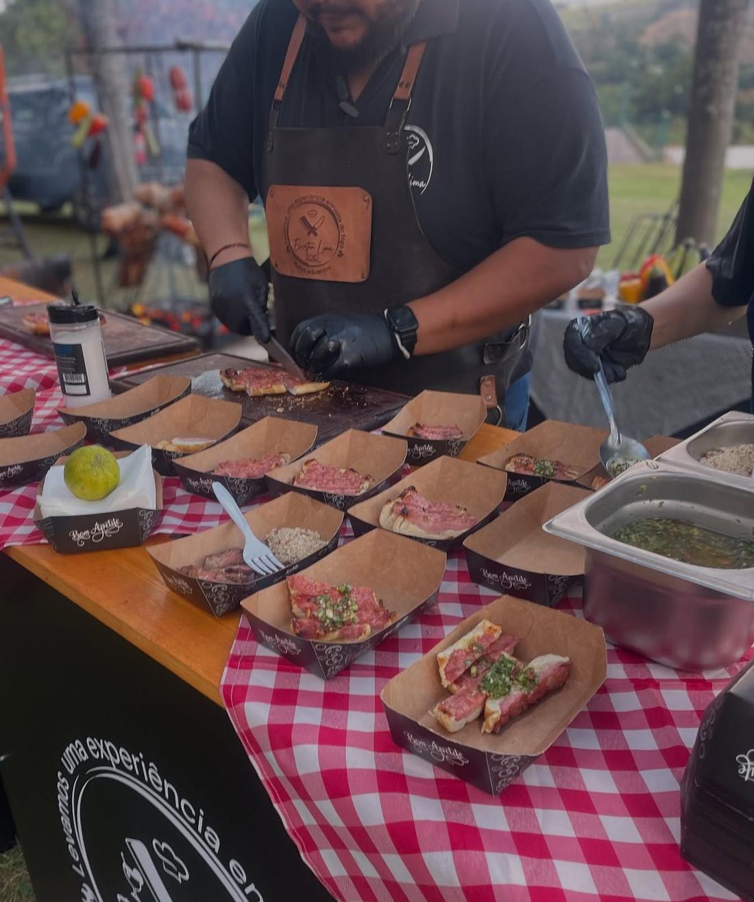 Equipe do Everton Lima BBQ servindo as porções nas mesas do evento