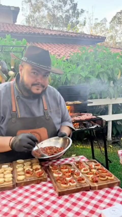 Everton servindo em evento ao ar livre