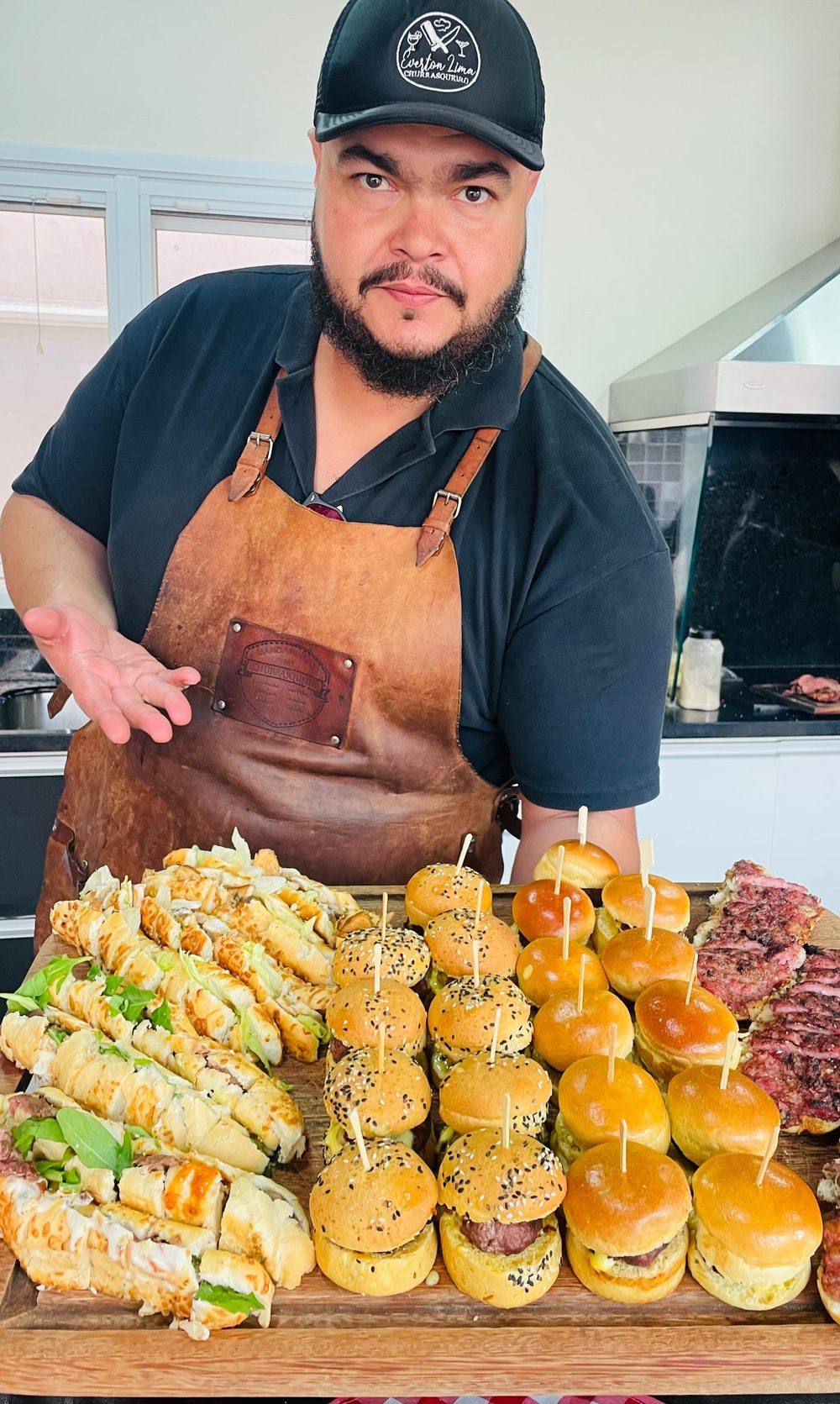 Everton com tábua de mini lanches