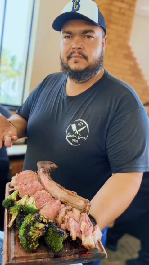 Everton com tábua de carne e brócolis