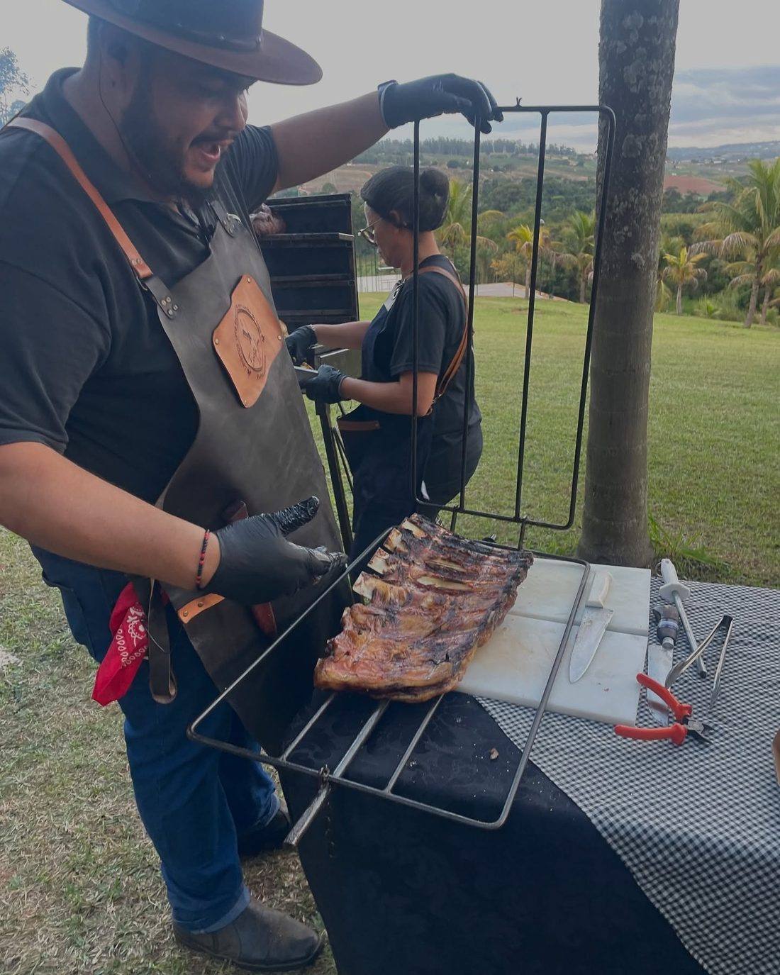Everton com a costela no fogo de chão, em evento ao ar livre