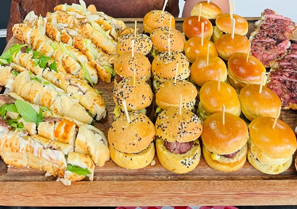 Tábua com mini hambúrgueres e mini sanduíches