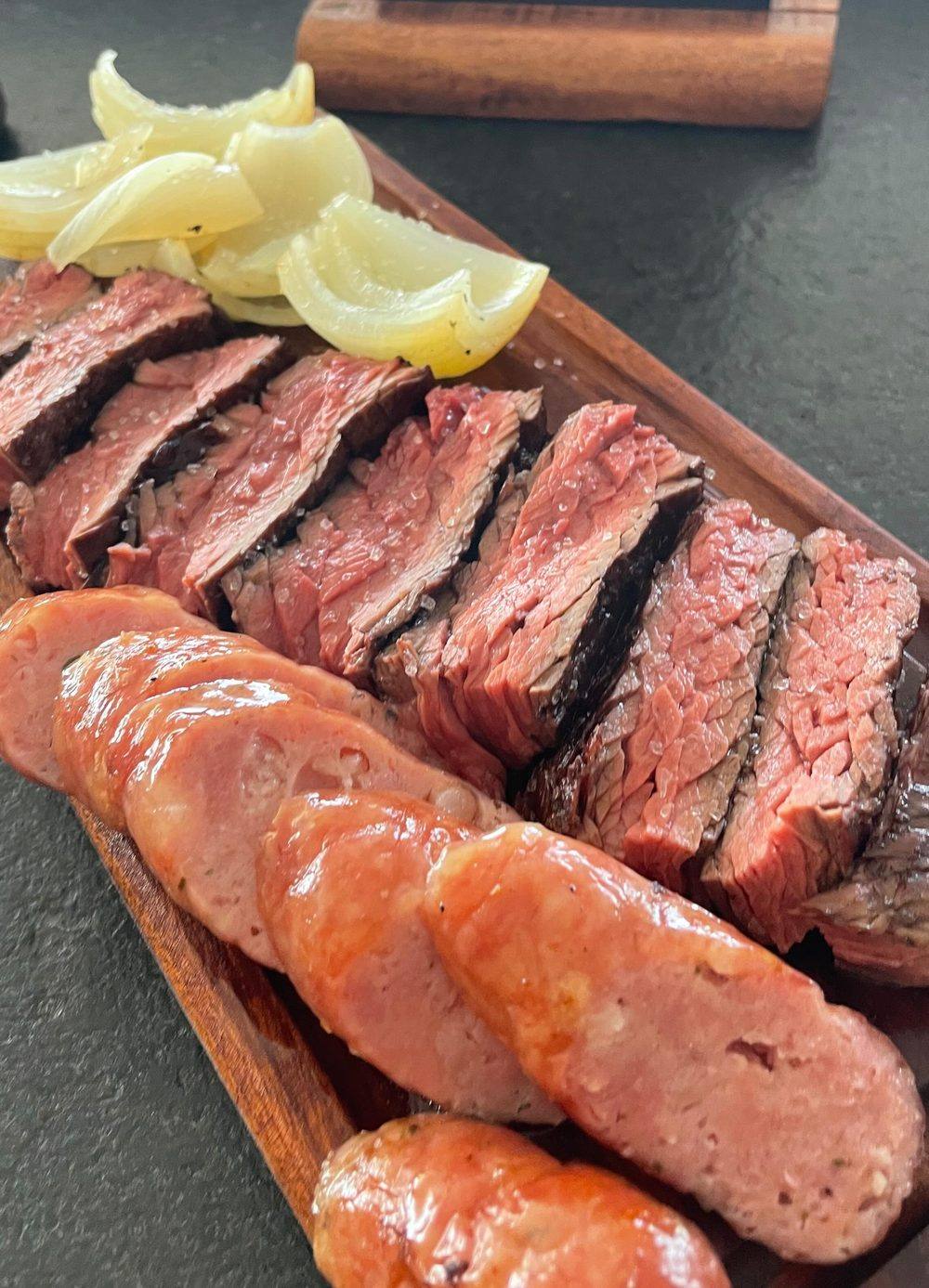 Tábua com cortes fatiados e linguiça